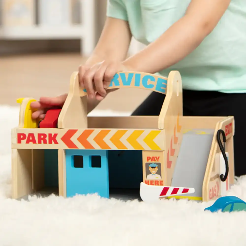 Melissa & Doug | Playset Estación de Servicio y Estacionamiento | slide 4