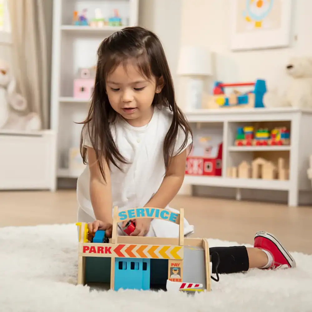 Melissa & Doug | Playset Estación de Servicio y Estacionamiento | slide 3